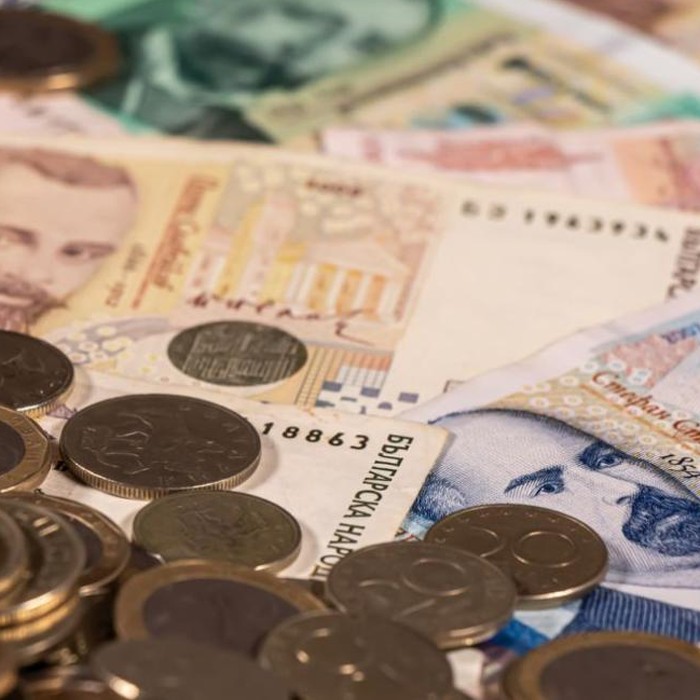 Вдигат минималната заплата в България, но не достатъчно