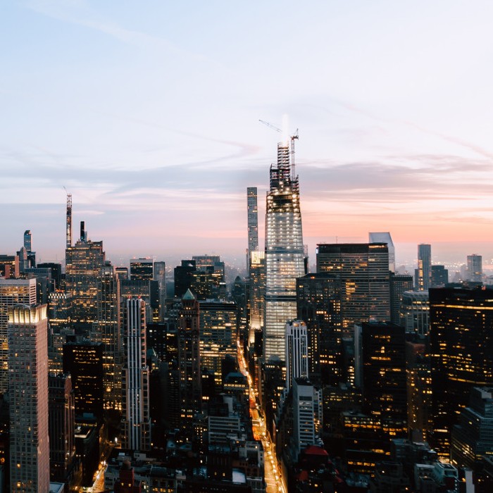 Продажбите на жилища в САЩ паднаха до 13-годишно дъно