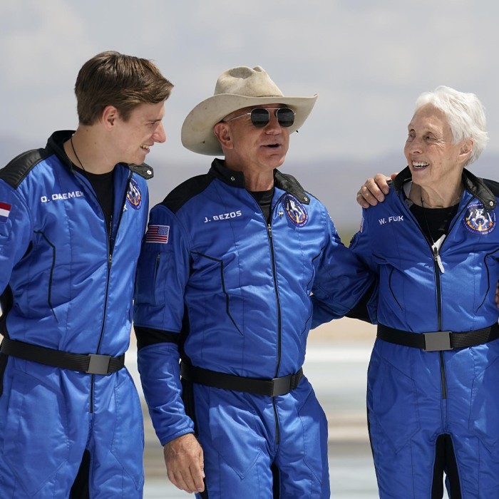 Amazon наема конкурента на Безос SpaceX за изстрелване на интернет сателити