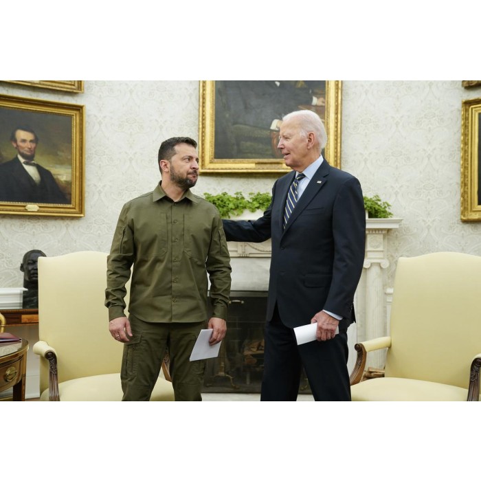 Зеленски се среща с Байдън в търсене на пари и защита