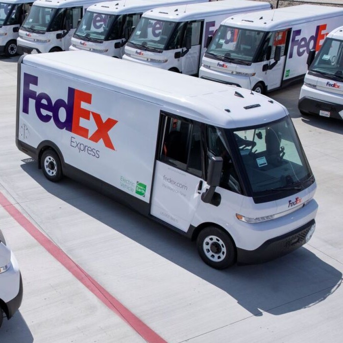 Акциите на FedEx поеха стръмно надолу след разочароващи резултати