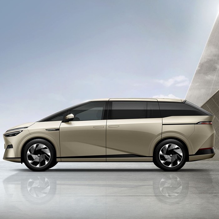 Xpeng пусна на китайския пазар голям 7-местен електрически автомобил X9