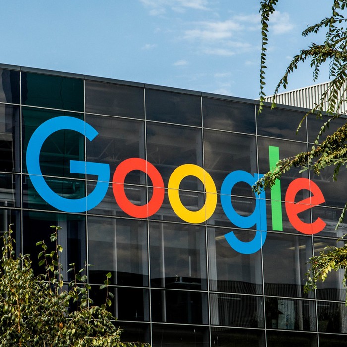 Google уволнява стотици служители