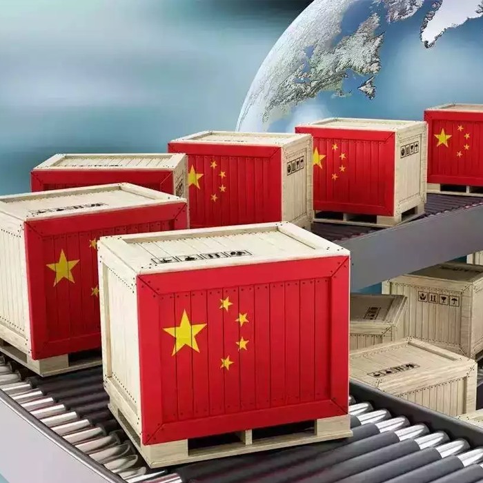 Годишният износ на Китай бележи първи спад от седем години насам