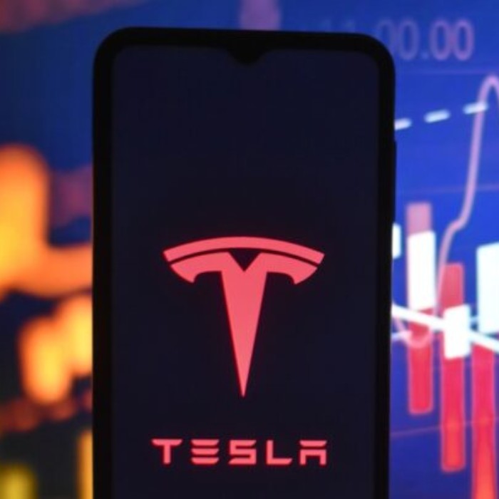 Акциите на Tesla се сриват с 12%