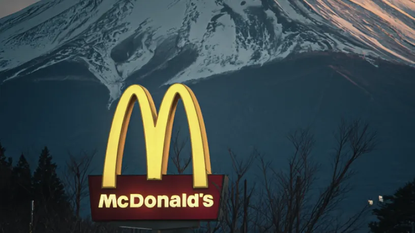 logo-na-mcdonalds-na-fona-na-planina